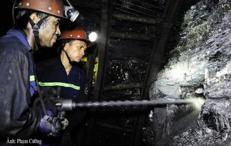 Vận hành máy khoan ruột gà AA1 trong hầm lò than