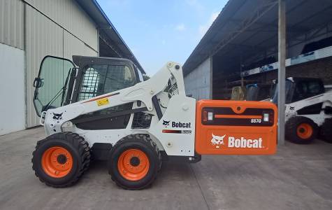 Máy xúc lật quét bụi đa năng Bobcat S570