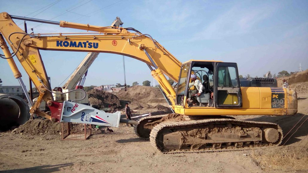 Bua pha da lap tren xe xuc Komatsu