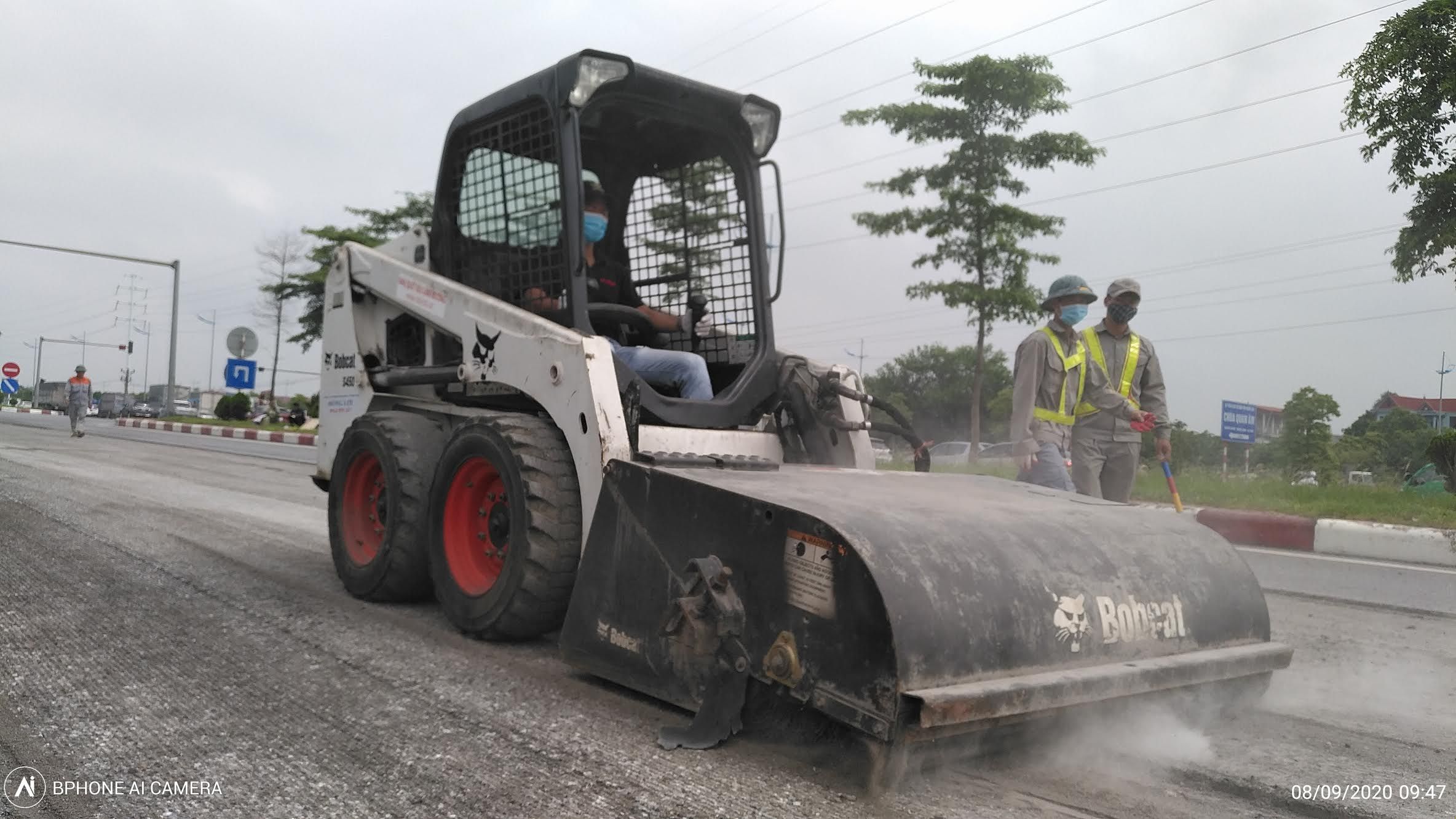 Thiết bị thu hồi bụi trên bề mặt lớp cấp phối đá dăm trước khi thi công lớp bê tông nhựa